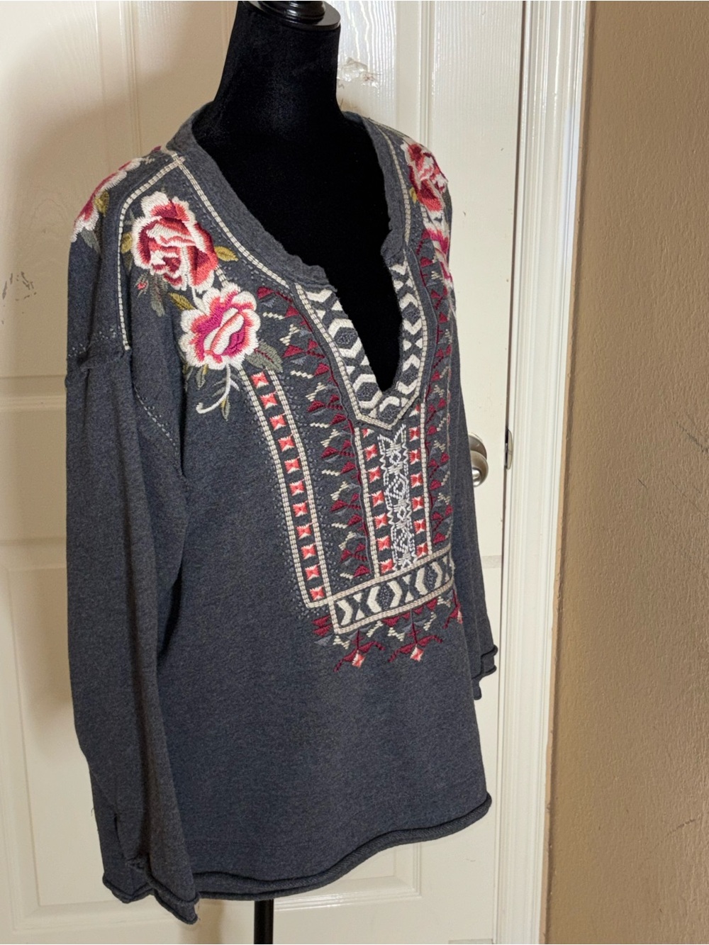 Johnny Was JWLA Plus Black Issioria Floral Embroidery Knit Sweatshirt Size 2X - Picture 3 of 9